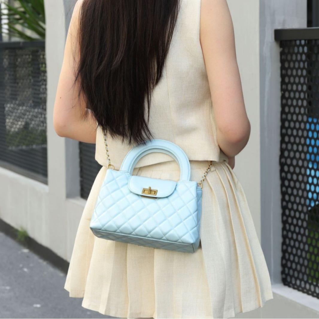 Xiaoxiangfeng chain bag women s diamond handbag, high sense 2025 new leather women s bag, shoulder crossbody small square bag small, length 20 * width 6 * height 12cm белый
Xiaoxiangfeng chain bag women s diamond handbag, high sense 2025 new leather women s bag, shoulder crossbody small square bag small, length 20 * width 6 * height 12cm белый
