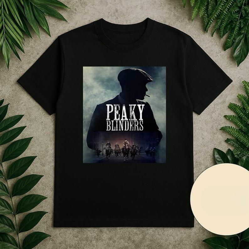 Літня мода 2026 Трендова сорочка Peaky Blinders, Сорочка Томмі Шелбі, Іконічна футболка з серіалу, Футболка для фанатів, Футболка з серіалу про гангстерів, Футболка для фанатів серіалу BBC XXL
Літня мода 2026 Трендова сорочка Peaky Blinders, Сорочка Томмі Шелбі, Іконічна футболка з серіалу, Футболка для фанатів, Футболка з серіалу про гангстерів, Футболка для фанатів серіалу BBC XXL