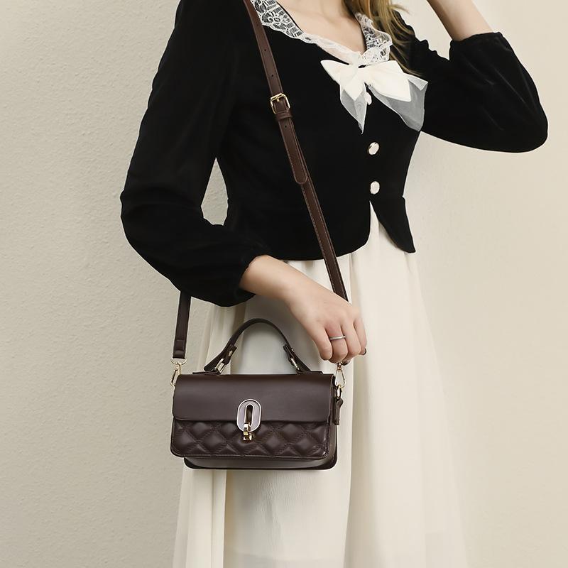 Bag women s autumn and winter new niche fashion diamond women s bag portable shoulder messenger bag чорний
Bag women s autumn and winter new niche fashion diamond women s bag portable shoulder messenger bag чорний