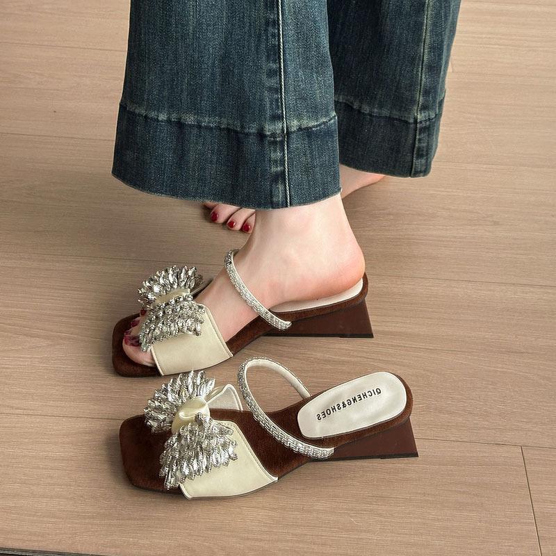 2025 new temperament personalized rhinestone bow one-word buckle belt summer platform sandals women s slope heel slippers 35 чорний
2025 new temperament personalized rhinestone bow one-word buckle belt summer platform sandals women s slope heel slippers 35 чорний