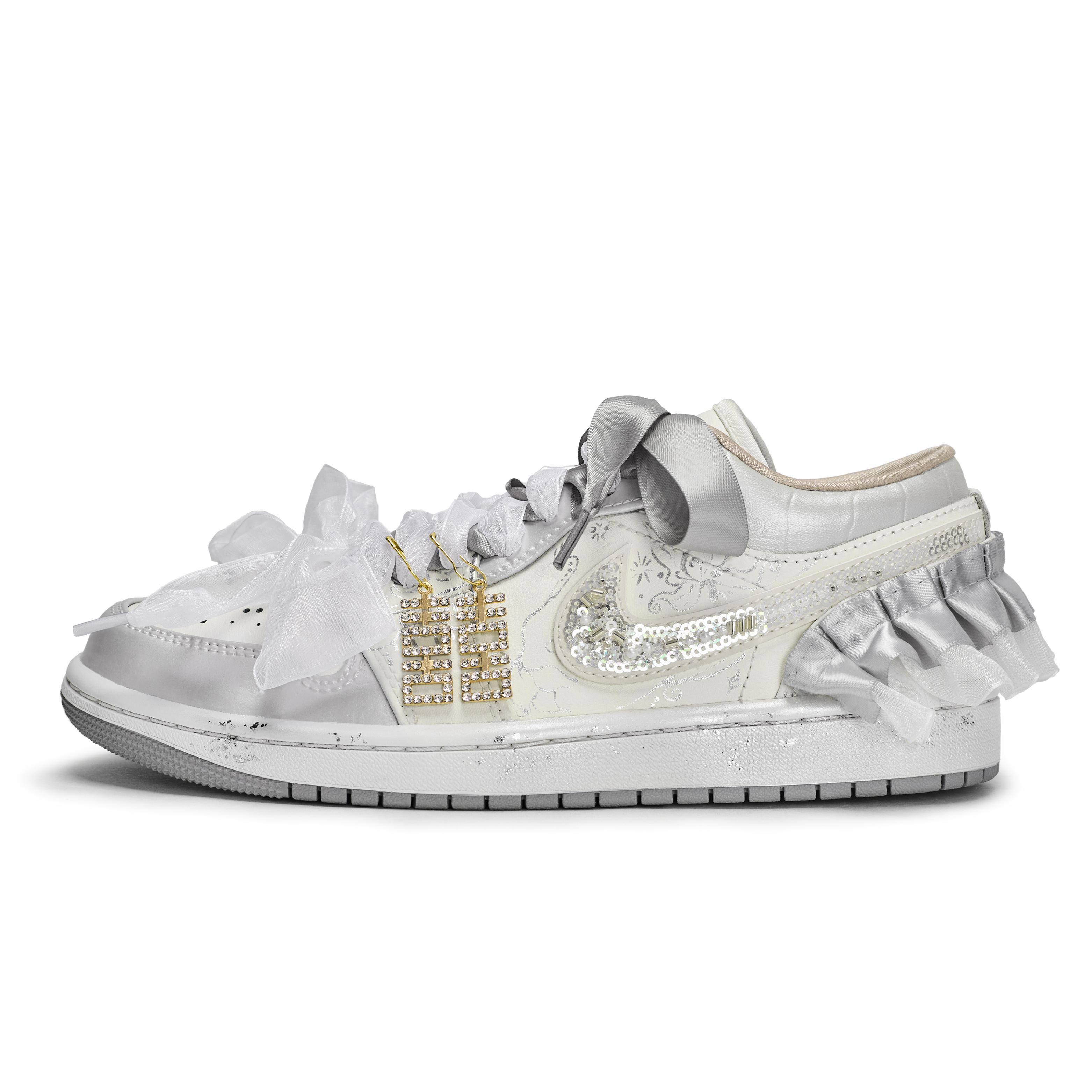 Jordan Air Jordan 1 Vintage Basketball Shoes Women s Low Top Beige/White/Silver IH7323-100(Team80-) 36.5
Jordan Air Jordan 1 Vintage Basketball Shoes Women s Low Top Beige/White/Silver IH7323-100(Team80-) 36.5