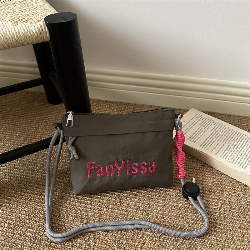 New Japanese embroidered mobile phone bag, simple bag, fashionable and versatile, portable and trendy messenger shoulder bag. зелений
New Japanese embroidered mobile phone bag, simple bag, fashionable and versatile, portable and trendy messenger shoulder bag. зелений