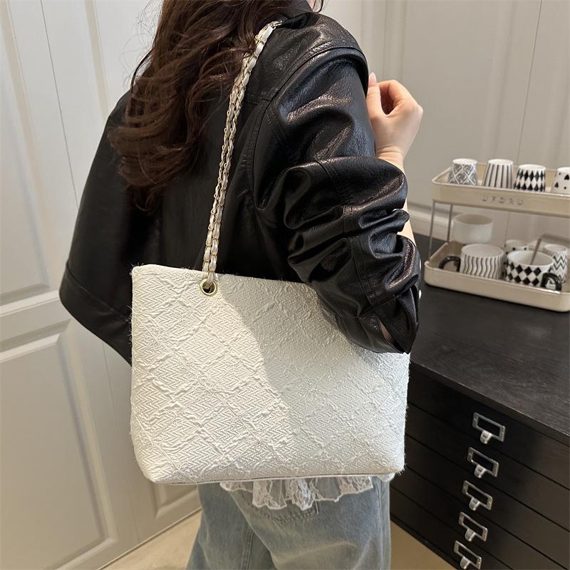 Fashion and popular women s diamond 2025 summer new casual simple chain crossbody shoulder tote bag чорний
Fashion and popular women s diamond 2025 summer new casual simple chain crossbody shoulder tote bag чорний