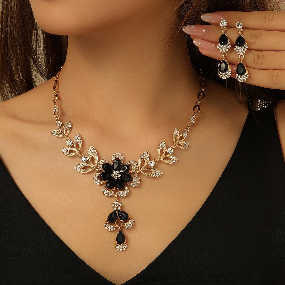 Stylish black flower fringed necklace earrings two-piece set elegant and exquisite high-end accessories
Stylish black flower fringed necklace earrings two-piece set elegant and exquisite high-end accessories