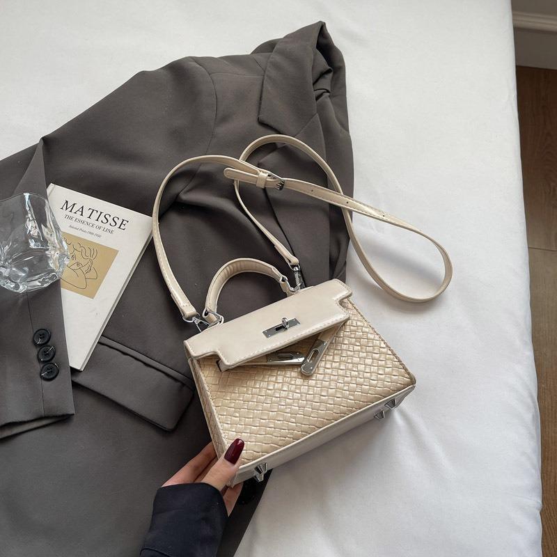 Маленькая сумка женская новая нишевая модная на плечо, сумка-мессенджер, повседневная портативная маленькая квадратная сумка
Маленькая сумка женская новая нишевая модная на плечо, сумка-мессенджер, повседневная портативная маленькая квадратная сумка