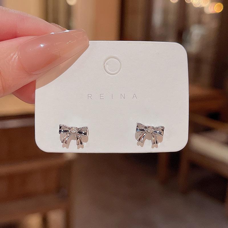 Серьги-бантики из стерлингового серебра — простые, модные и универсальные для женщин и студентов E5690 серебряный
Серьги-бантики из стерлингового серебра — простые, модные и универсальные для женщин и студентов E5690 серебряный