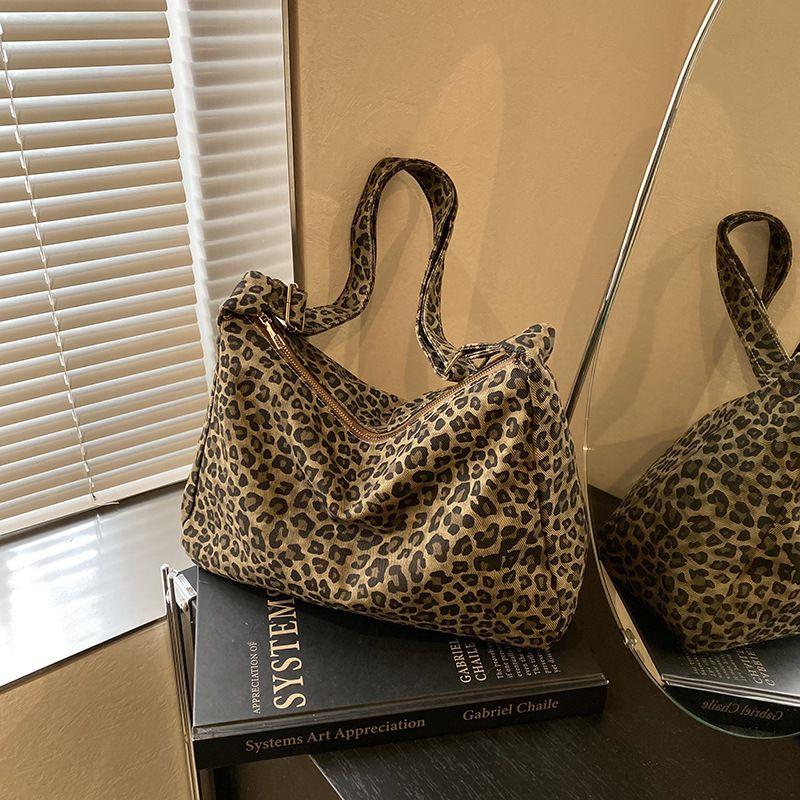 New Leopard Print Shoulder Bag Large Capacity Handbag Fashionable Casual Commuting Retro Style Shoulder Bag Crossbody tote bag
New Leopard Print Shoulder Bag Large Capacity Handbag Fashionable Casual Commuting Retro Style Shoulder Bag Crossbody tote bag