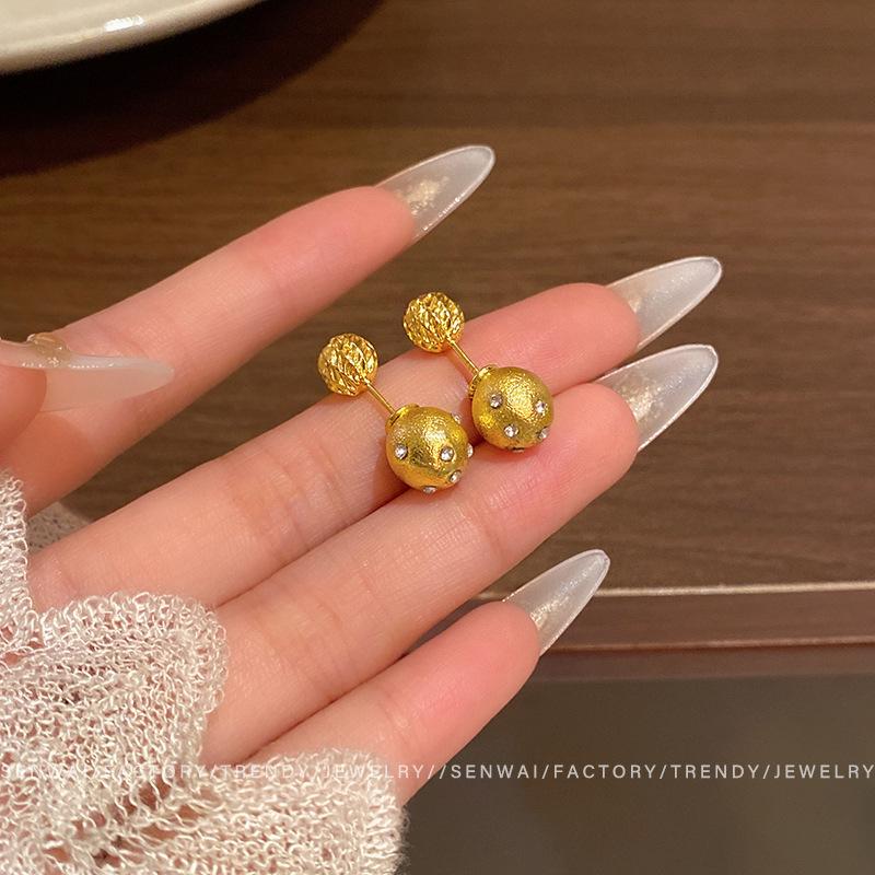 Popular gold brushed small gold ball mango star stud earrings are unique for women, a two-wear earring high-end ear-sensitive jewelry.
Popular gold brushed small gold ball mango star stud earrings are unique for women, a two-wear earring high-end ear-sensitive jewelry.