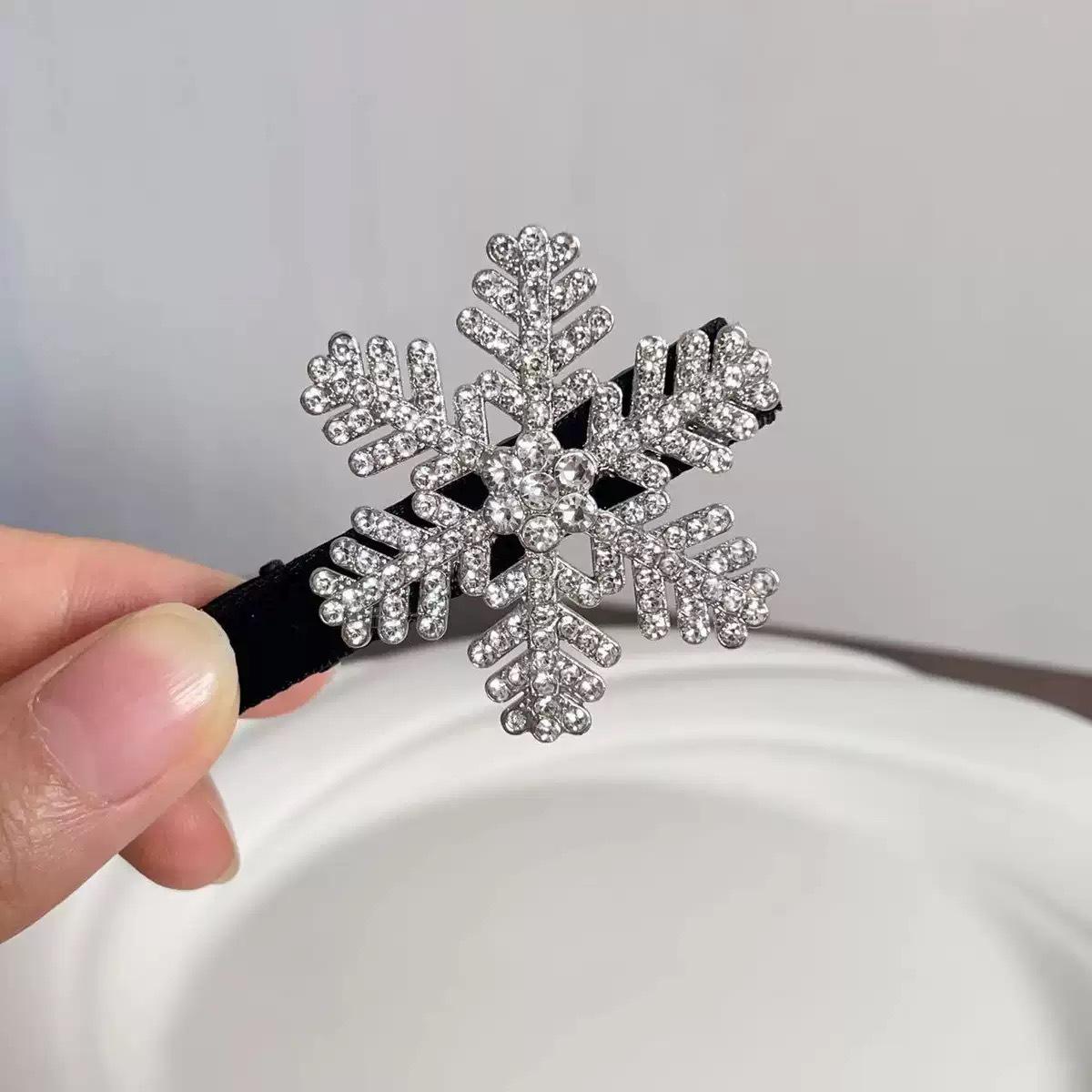 Exquisite Velvet Snowflake Hair Clip for Women - Autumn/Winter 2025
Exquisite Velvet Snowflake Hair Clip for Women - Autumn/Winter 2025