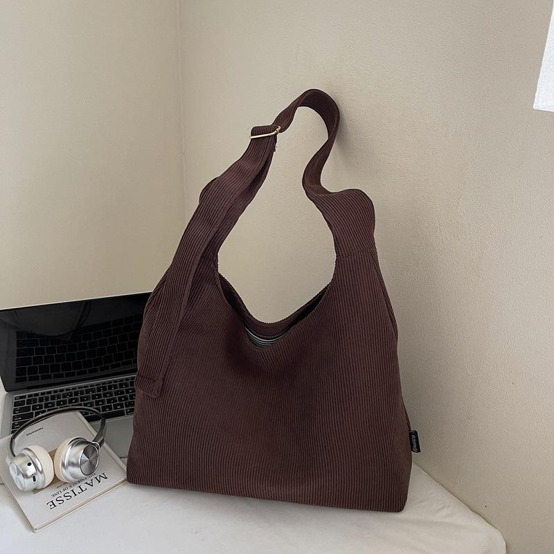 Shoulder bag, tote bag, high-end sense of design, women s autumn and winter large-capacity messenger bag, casual commuter bag коричневий
Shoulder bag, tote bag, high-end sense of design, women s autumn and winter large-capacity messenger bag, casual commuter bag коричневий