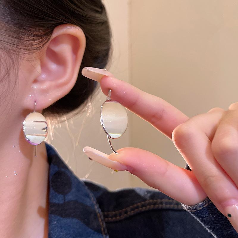 Cold wind sequined oval earrings women s niche design high-end ear hook fashion daily commuter ear jewelry
Cold wind sequined oval earrings women s niche design high-end ear hook fashion daily commuter ear jewelry