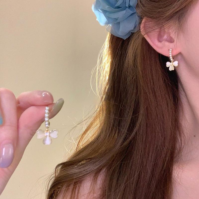 Pearl flower pendant earrings, small fresh and versatile stud earrings, fashionable temperament and high-end earrings.
Pearl flower pendant earrings, small fresh and versatile stud earrings, fashionable temperament and high-end earrings.