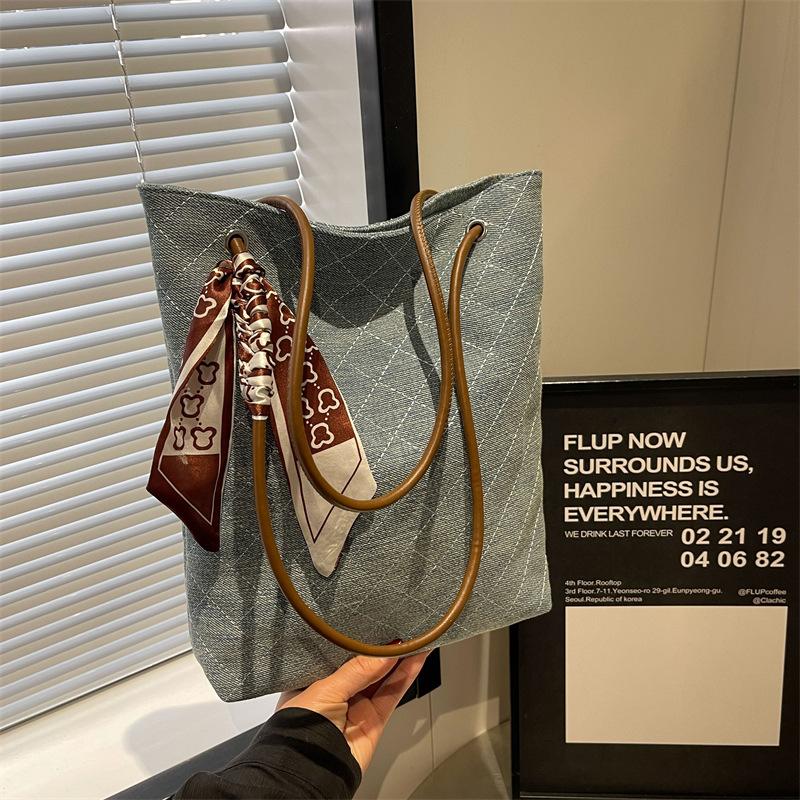 Retro fashion women s large-capacity bag 2025 spring new diamond shoulder bag premium texture tote bag women темно-синього кольору
Retro fashion women s large-capacity bag 2025 spring new diamond shoulder bag premium texture tote bag women темно-синього кольору