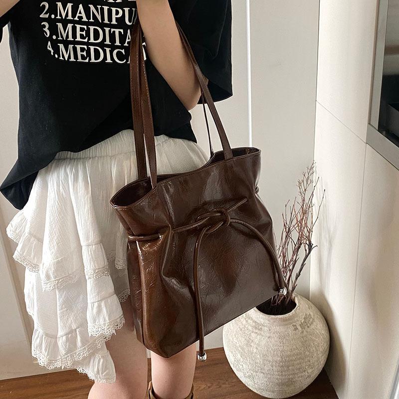 Large capacity tote bag women s new retro high-end shoulder underarm bag portable bucket bag чорний
Large capacity tote bag women s new retro high-end shoulder underarm bag portable bucket bag чорний