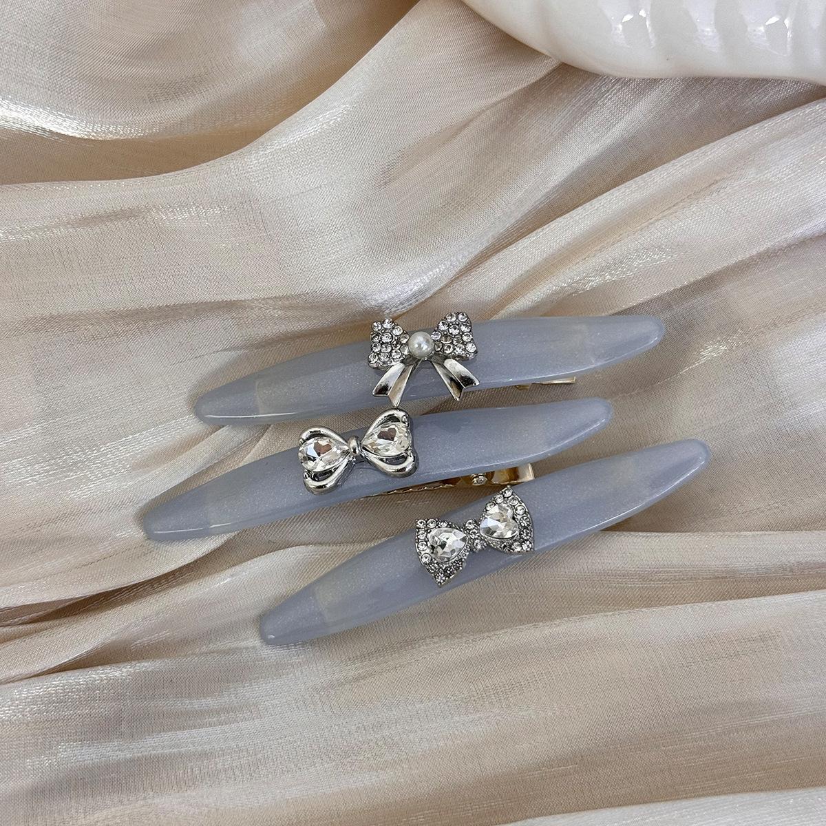 Flash rhinestone new bow gray blue temperament hairpin female bangs clip back of the head headdress accessories girl side clip
Flash rhinestone new bow gray blue temperament hairpin female bangs clip back of the head headdress accessories girl side clip
