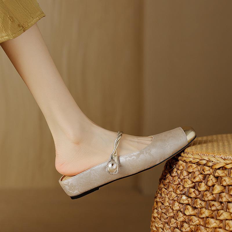 New Chinese retro national style cool slippers women s 2025 spring and summer new bag head half slippers women s outer wear muller shoes single shoes 40
New Chinese retro national style cool slippers women s 2025 spring and summer new bag head half slippers women s outer wear muller shoes single shoes 40