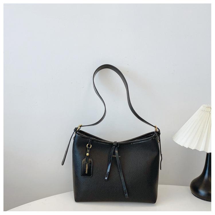 Fashion and leisure 2025 summer new trendy shoulder oblique span bag versatile commuter simple women s bag large capacity tote bag чорний
Fashion and leisure 2025 summer new trendy shoulder oblique span bag versatile commuter simple women s bag large capacity tote bag чорний