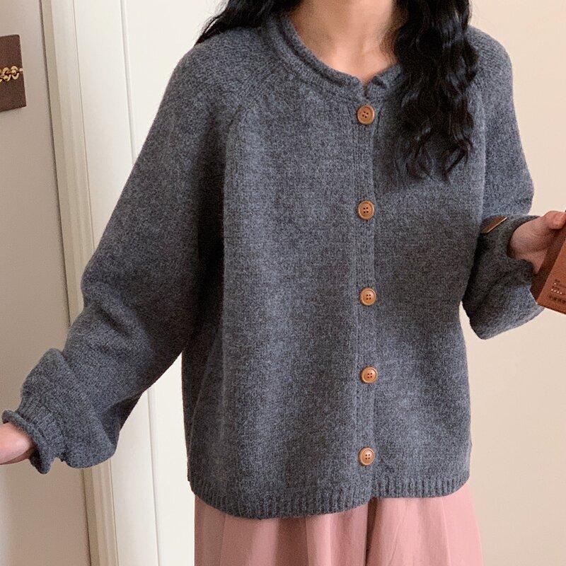 Autumn and winter new versatile sweater jacket soft waxy outer wear solid color curled edge simple wind round neck knitted cardigan women сірий колір
Autumn and winter new versatile sweater jacket soft waxy outer wear solid color curled edge simple wind round neck knitted cardigan women сірий колір