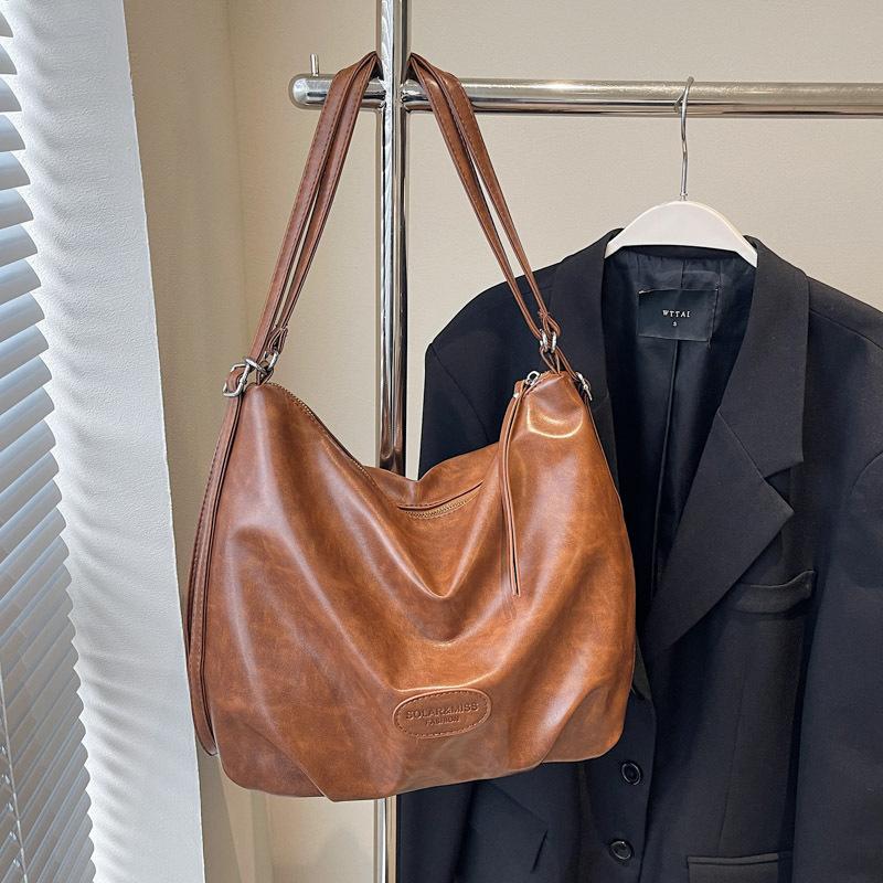 2025 новая сумка-тоут из мягкой кожи в стиле ретро Maillard, модная повседневная студенческая, для учебы и работы, большая вместимость, рюкзак
2025 новая сумка-тоут из мягкой кожи в стиле ретро Maillard, модная повседневная студенческая, для учебы и работы, большая вместимость, рюкзак