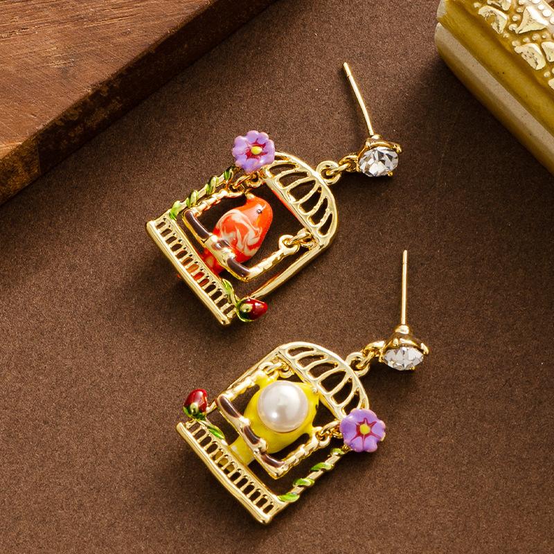 French retro personality medieval oil painting wind dripping oil cage bird earrings earrings femininity elegant high-end earrings
French retro personality medieval oil painting wind dripping oil cage bird earrings earrings femininity elegant high-end earrings