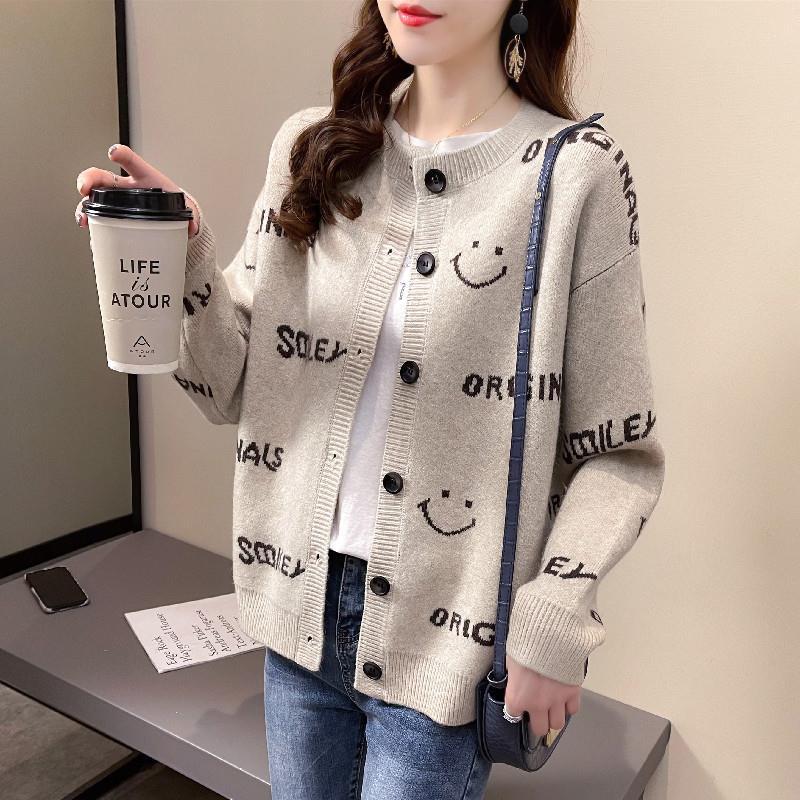 Ретро жаккардовый свитер пальто для женщин осень новый стиль свободный и ленивый наружу вязаный кардиган топ 3XL
Ретро жаккардовый свитер пальто для женщин осень новый стиль свободный и ленивый наружу вязаный кардиган топ 3XL