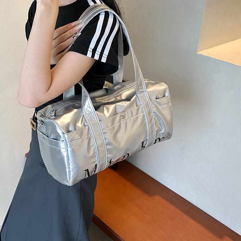 Premium large-capacity armpit bag, new large-capacity pillow bag, simple shoulder messenger bag.
Premium large-capacity armpit bag, new large-capacity pillow bag, simple shoulder messenger bag.