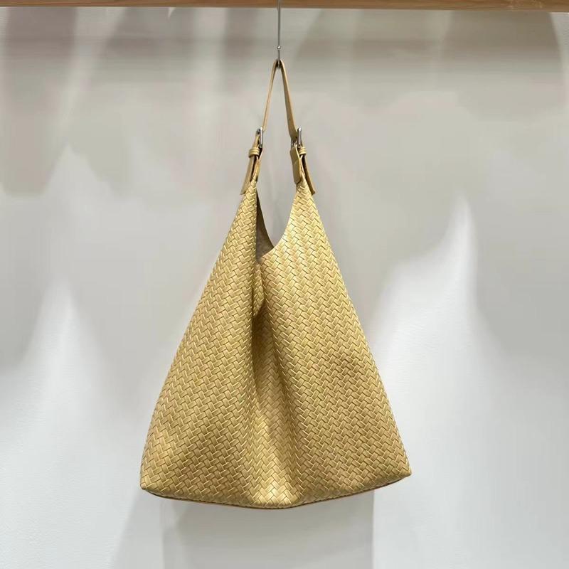 New fashionable versatile women s bag shoulder bag soft leather woven bag bucket bag large capacity tote bag
New fashionable versatile women s bag shoulder bag soft leather woven bag bucket bag large capacity tote bag