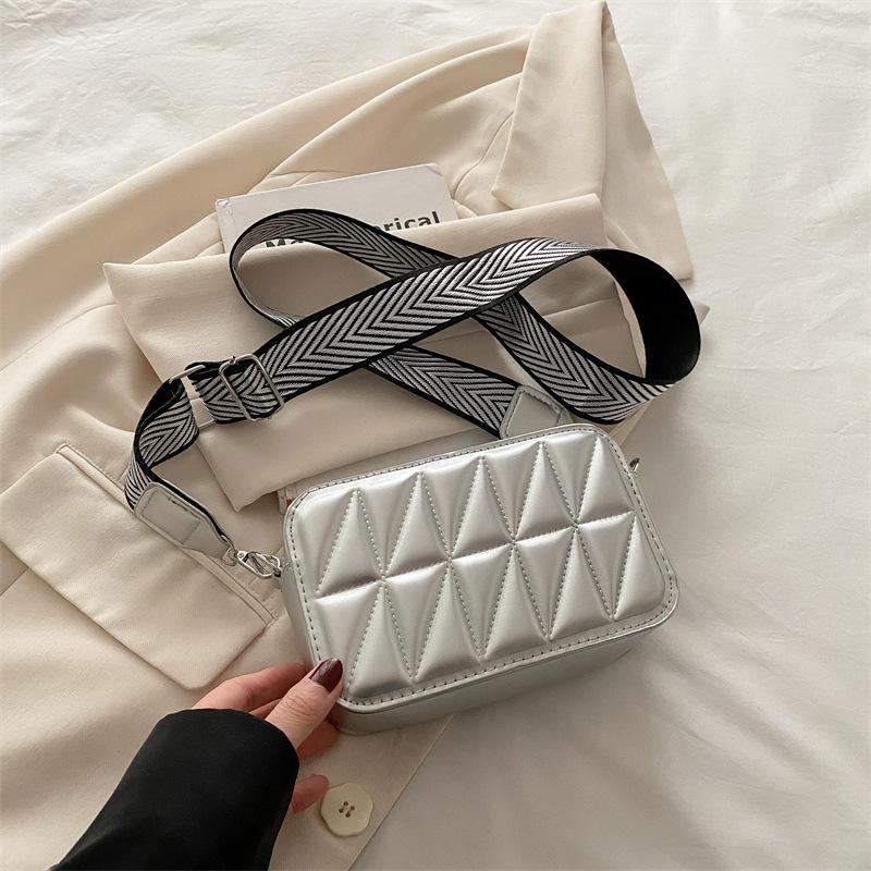 Длинный бриллиантовый иностранный стиль 2025 года, новый модный большой вместительный женский клатч на молнии, кошелек высокой стоимости серебряный
Длинный бриллиантовый иностранный стиль 2025 года, новый модный большой вместительный женский клатч на молнии, кошелек высокой стоимости серебряный