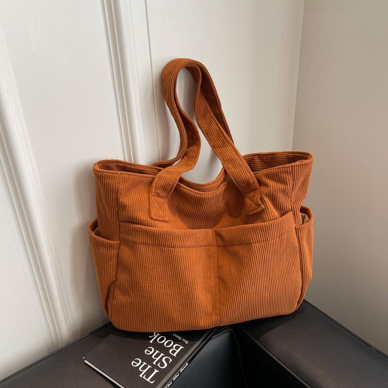 A new style of large-capacity, simple and fashionable women s handbag for commuting 42*29*12 чорний
A new style of large-capacity, simple and fashionable women s handbag for commuting 42*29*12 чорний