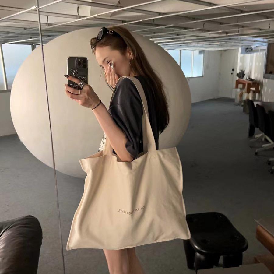 2024 new canvas bag bag simple large capacity handbag shoulder messenger bag versatile tote canvas bag bag
2024 new canvas bag bag simple large capacity handbag shoulder messenger bag versatile tote canvas bag bag