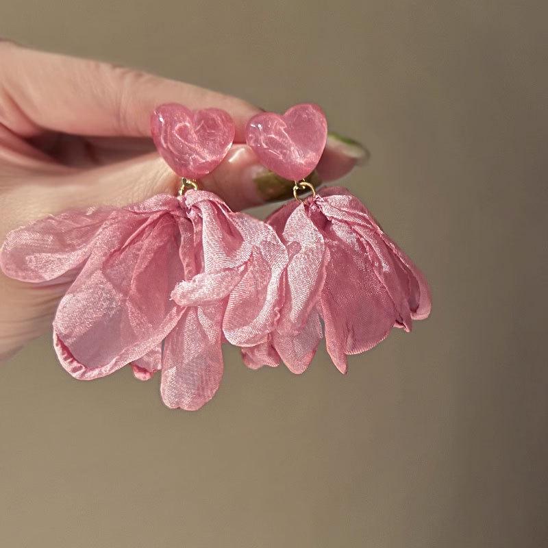 Изысканные серьги-пусеты из серебра S925 в виде цветка и банта – Элегантный, универсальный и роскошный дизайн
Изысканные серьги-пусеты из серебра S925 в виде цветка и банта – Элегантный, универсальный и роскошный дизайн