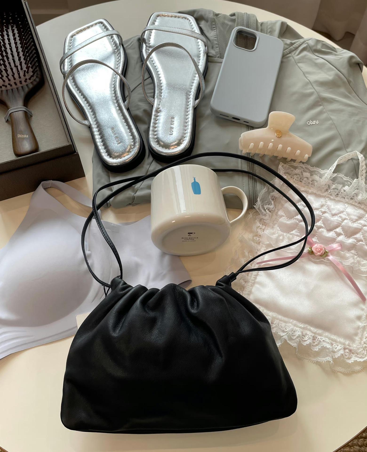 Корейская сумка-подмышка Cloud из овчины - женская сумка через плечо с завязками
Корейская сумка-подмышка Cloud из овчины - женская сумка через плечо с завязками