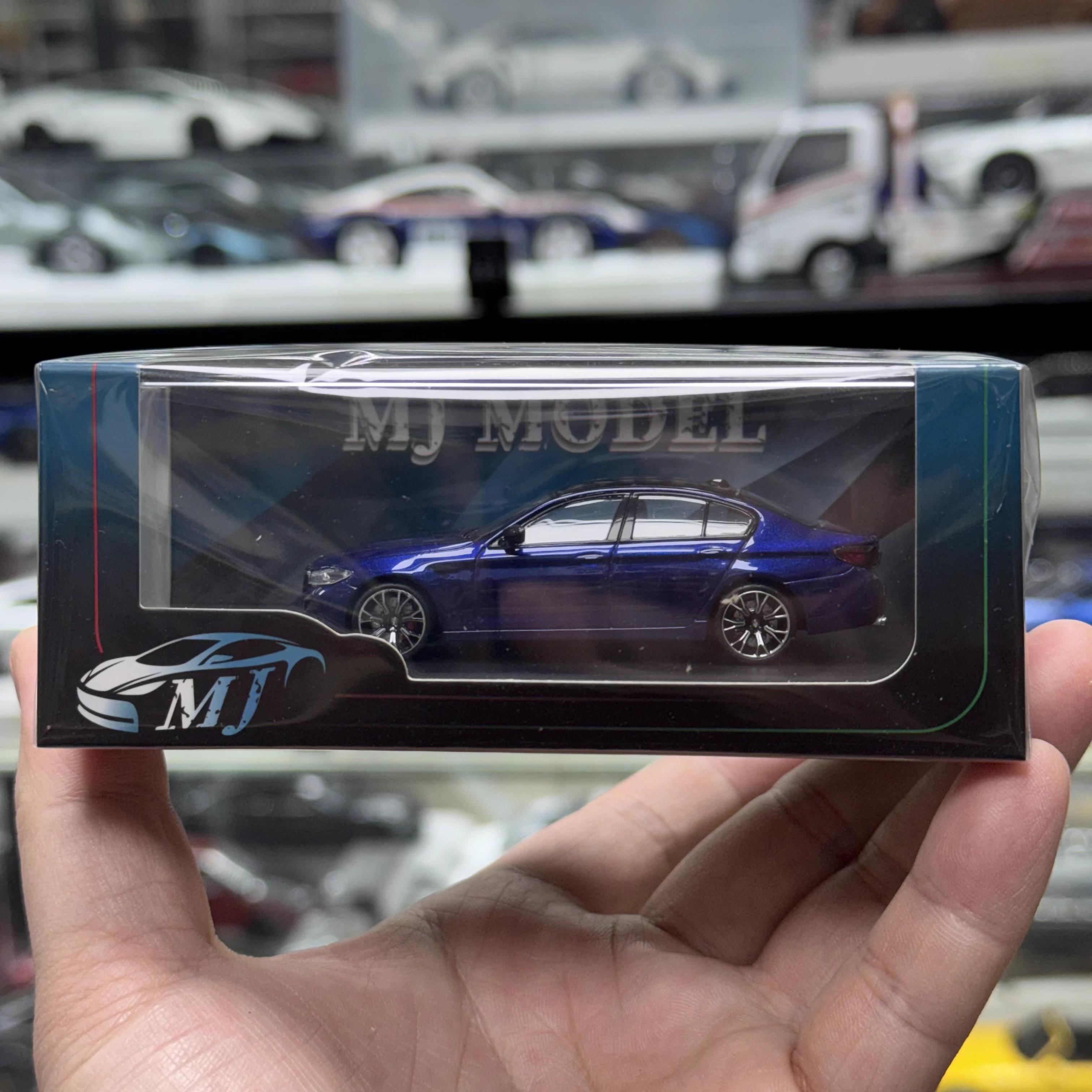 MJ 1:64 BMW M5 F90 чотиридверний седан версія симуляція лита сплавна модель автомобіля колекція настільна прикраса дитяча іграшка
MJ 1:64 BMW M5 F90 чотиридверний седан версія симуляція лита сплавна модель автомобіля колекція настільна прикраса дитяча іграшка