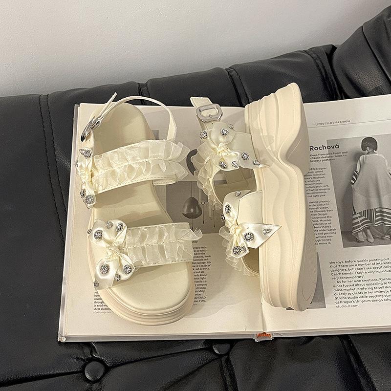 Летние новые удобные сандалии на плоской подошве, корейская версия модной женской обуви, пляжная обувь, кружево, металлические аксессуары, римские крутые шлепанцы 40 бежевый
Летние новые удобные сандалии на плоской подошве, корейская версия модной женской обуви, пляжная обувь, кружево, металлические аксессуары, римские крутые шлепанцы 40 бежевый