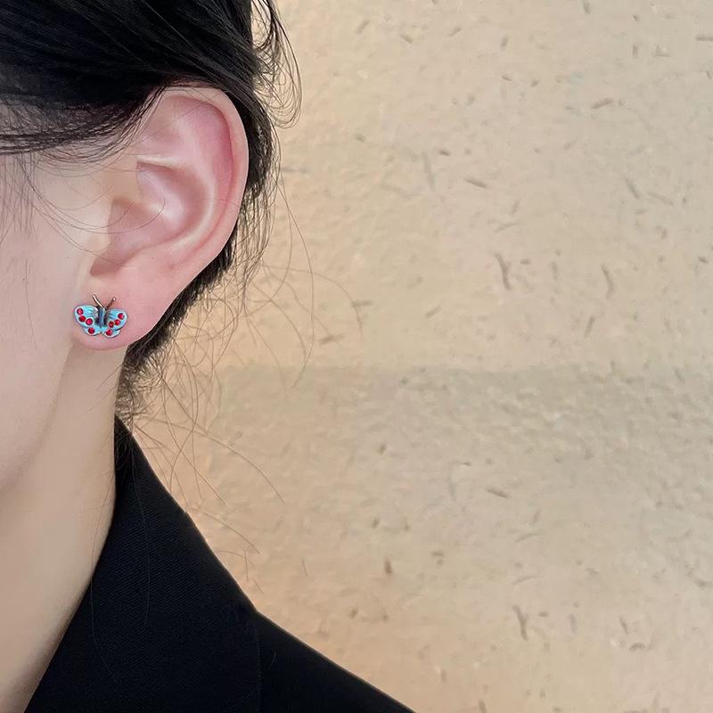 Mini cute blue oil-dripping butterfly ear clips female simple and small retro enamel stud earrings exquisite versatile mosquito coil disc
Mini cute blue oil-dripping butterfly ear clips female simple and small retro enamel stud earrings exquisite versatile mosquito coil disc