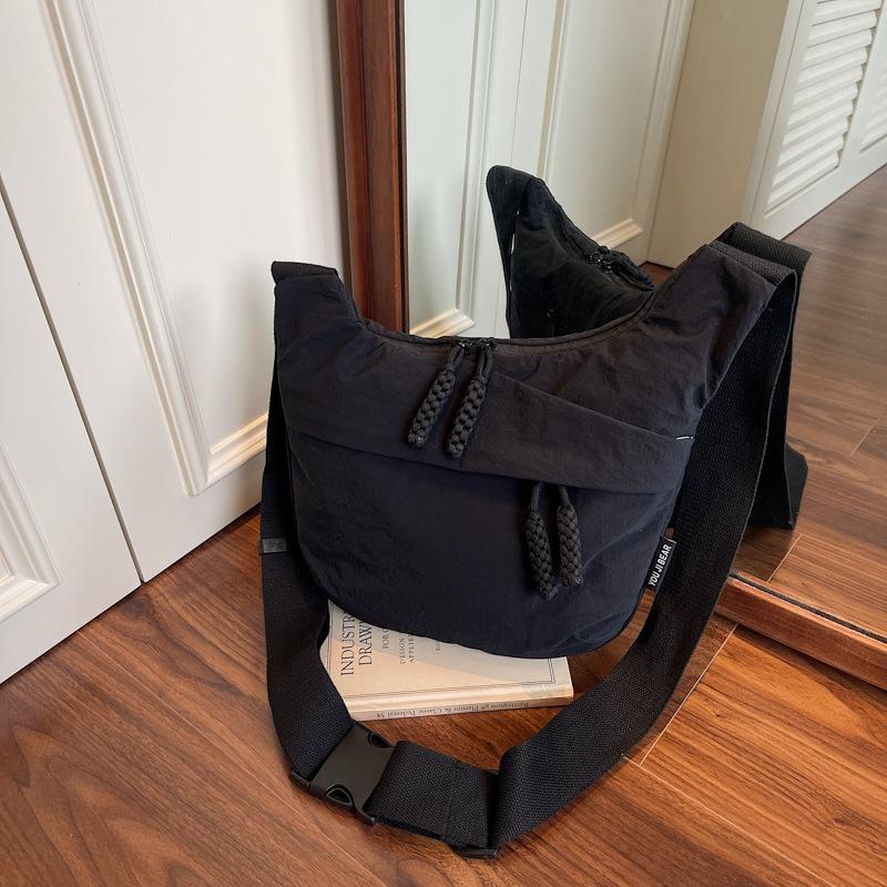 Simple large-capacity messenger bag female student candy-colored shoulder canvas versatile dumpling bag female
Simple large-capacity messenger bag female student candy-colored shoulder canvas versatile dumpling bag female