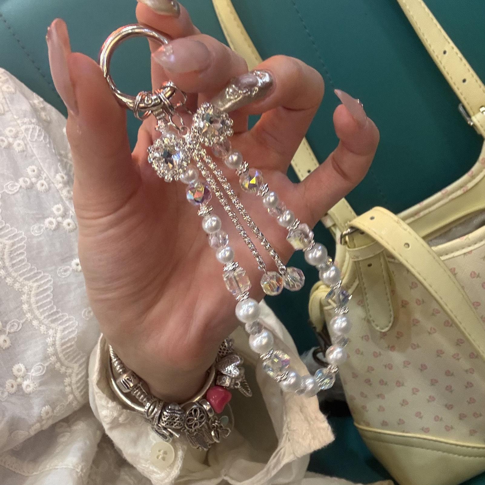1 Piece Fashion Sparkling Diamond Bow Phone Chain Pendant Keychain Y2K Phone Charm Wrist Strap Beaded Cellphone Lanyard
1 Piece Fashion Sparkling Diamond Bow Phone Chain Pendant Keychain Y2K Phone Charm Wrist Strap Beaded Cellphone Lanyard
