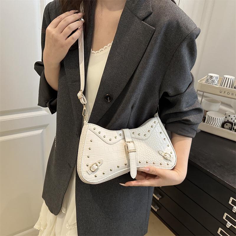 Rivet simple retro summer personalized new fashion solid color trend casual shoulder bag underarm bag women чорний
Rivet simple retro summer personalized new fashion solid color trend casual shoulder bag underarm bag women чорний