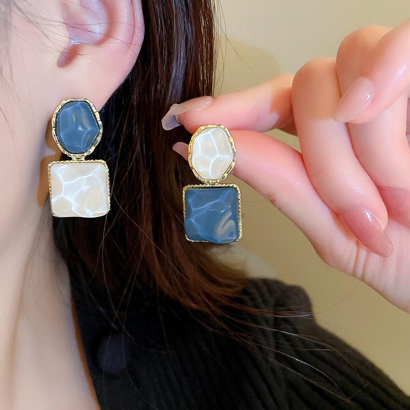 Trendy New Asymmetrical Square Pendants Women s Hanging Earrings Bohemian Dangle Earrings Blue/Purple brincos feminino Other
Trendy New Asymmetrical Square Pendants Women s Hanging Earrings Bohemian Dangle Earrings Blue/Purple brincos feminino Other