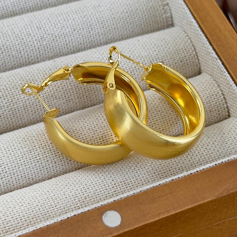 Новые матовые круглые серьги с широкими краями Женственные матовые большие серьги-кольца золотой
Новые матовые круглые серьги с широкими краями Женственные матовые большие серьги-кольца золотой