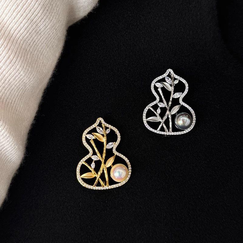 Fulu Shuang Elegant Aurora Pearl Gourd Brooch - Exquisite High-End Chinese Style Pin for Women Golden Gourd Brooch
Fulu Shuang Elegant Aurora Pearl Gourd Brooch - Exquisite High-End Chinese Style Pin for Women Golden Gourd Brooch