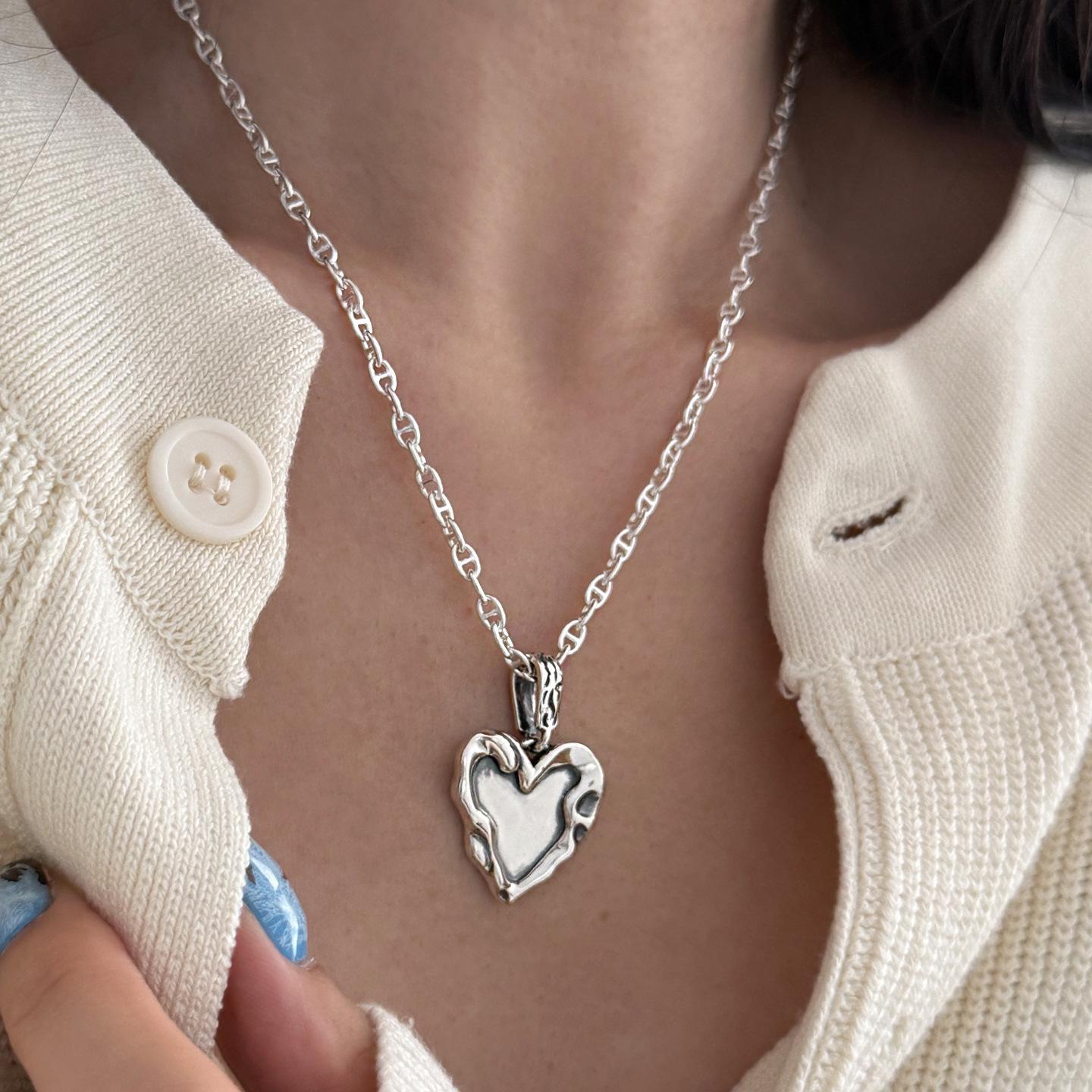 Korean S925 Sterling Silver Heart-Textured Pig Nose Chain Necklace for Women – Niche, Versatile High-End Clavicle Design
Korean S925 Sterling Silver Heart-Textured Pig Nose Chain Necklace for Women – Niche, Versatile High-End Clavicle Design