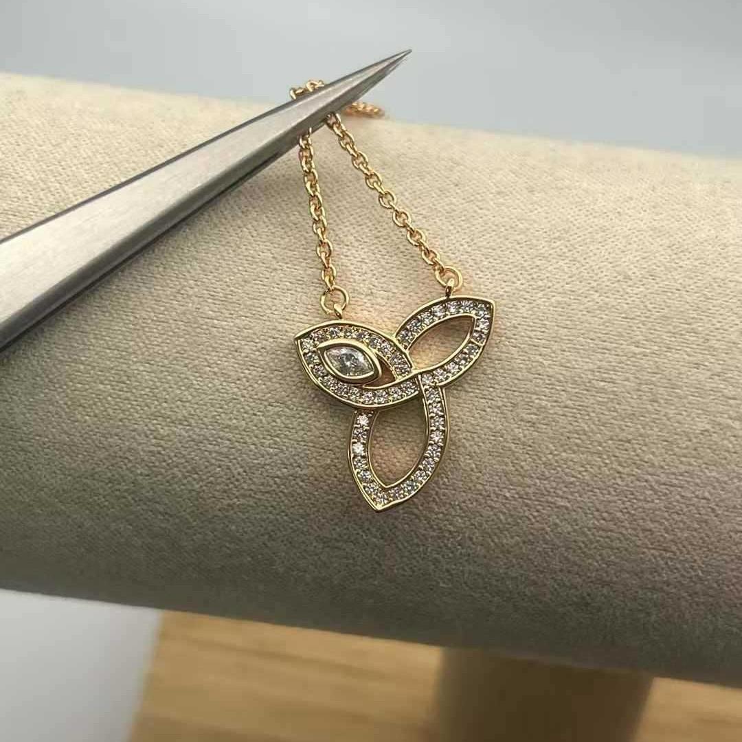 Full diamond clover necklace fashion light luxury high female Internet celebrity star same style
Full diamond clover necklace fashion light luxury high female Internet celebrity star same style