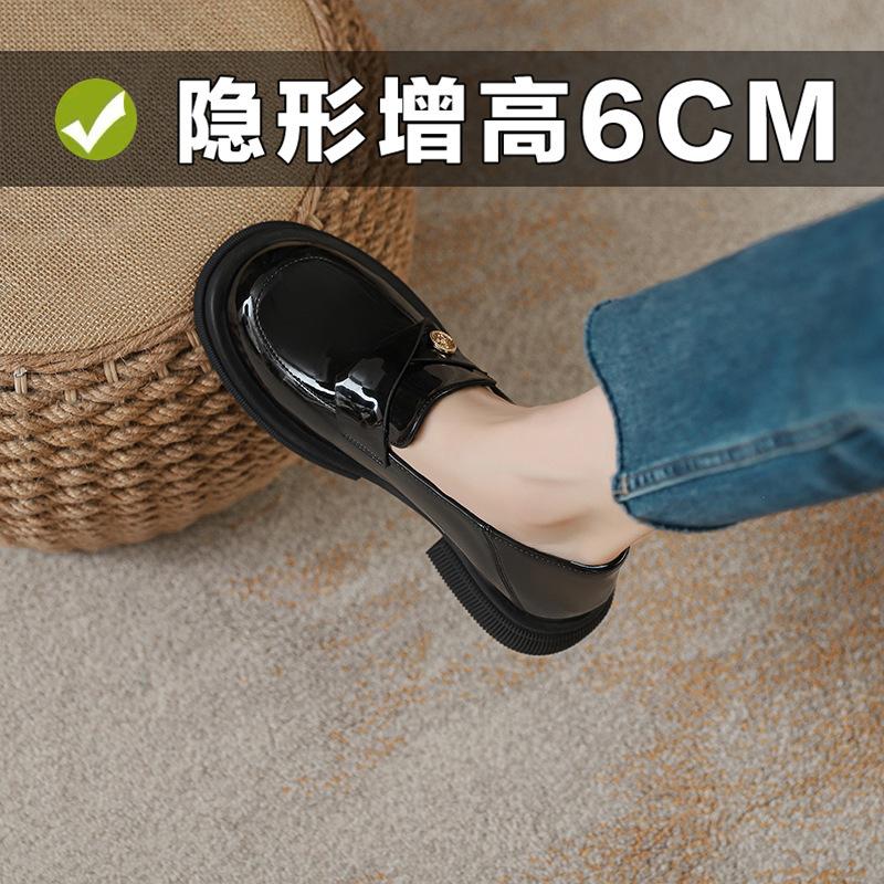 Маленькие кожаные туфли женские на толстой подошве, толстом каблуке, с внутренней высотой 6 см, универсальные, маленького размера 32334, черные, с круглым носком, с маленькой золотой монеткой 32
Маленькие кожаные туфли женские на толстой подошве, толстом каблуке, с внутренней высотой 6 см, универсальные, маленького размера 32334, черные, с круглым носком, с маленькой золотой монеткой 32