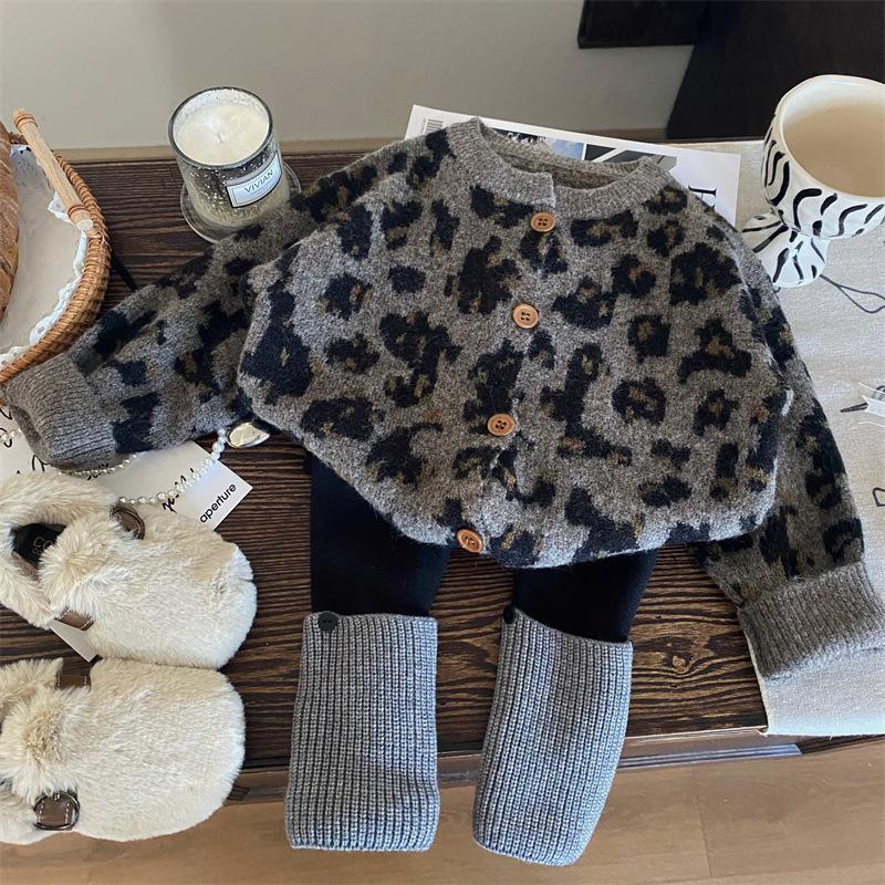 2024 Korean-Style Autumn/Winter Girls Leopard Cardigan Sweater & Slouch Socks Leggings Set 120cm
2024 Korean-Style Autumn/Winter Girls Leopard Cardigan Sweater & Slouch Socks Leggings Set 120cm