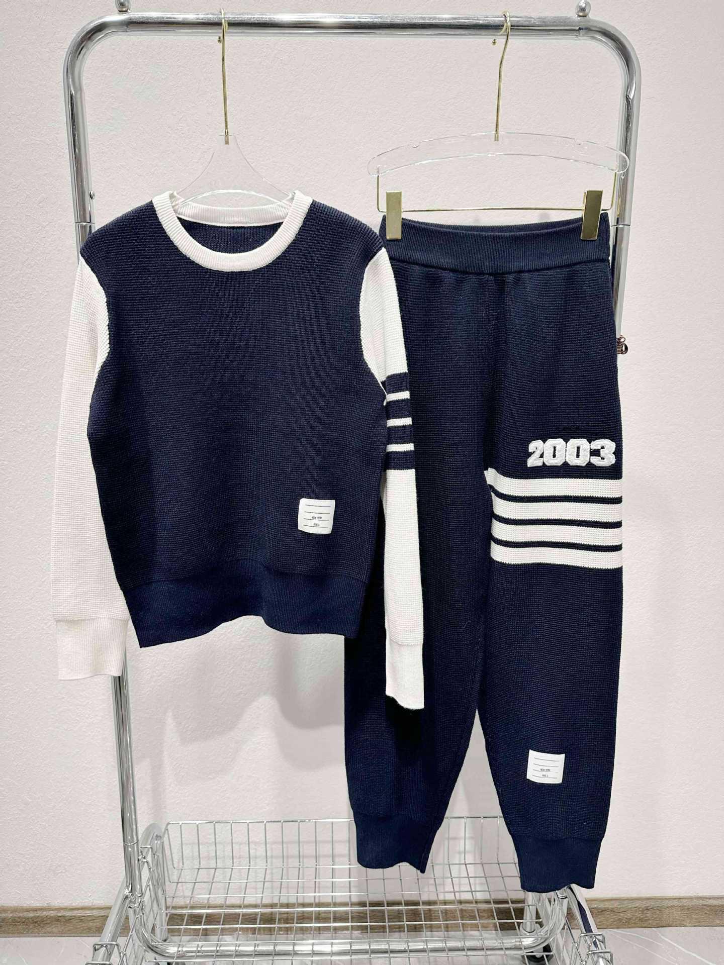 THOM BRASSY 1769 Комплект с круглым вырезом в стиле колор-блок L темно-синий
THOM BRASSY 1769 Комплект с круглым вырезом в стиле колор-блок L темно-синий