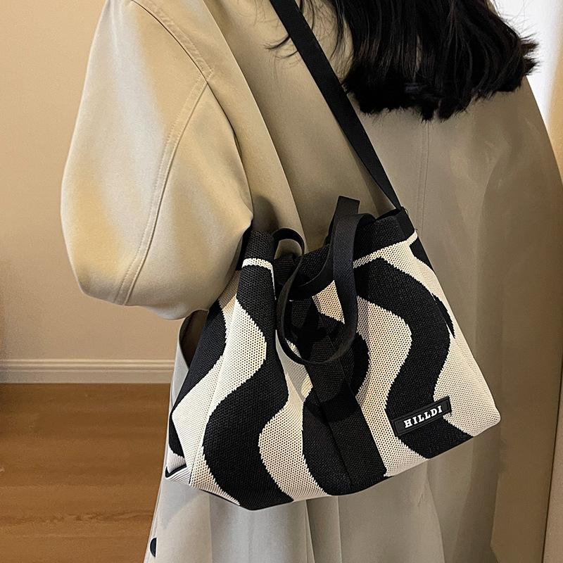 Knitted bag women s large-capacity new autumn versatile shoulder messenger bag cloth bag portable tote bag чорний
Knitted bag women s large-capacity new autumn versatile shoulder messenger bag cloth bag portable tote bag чорний