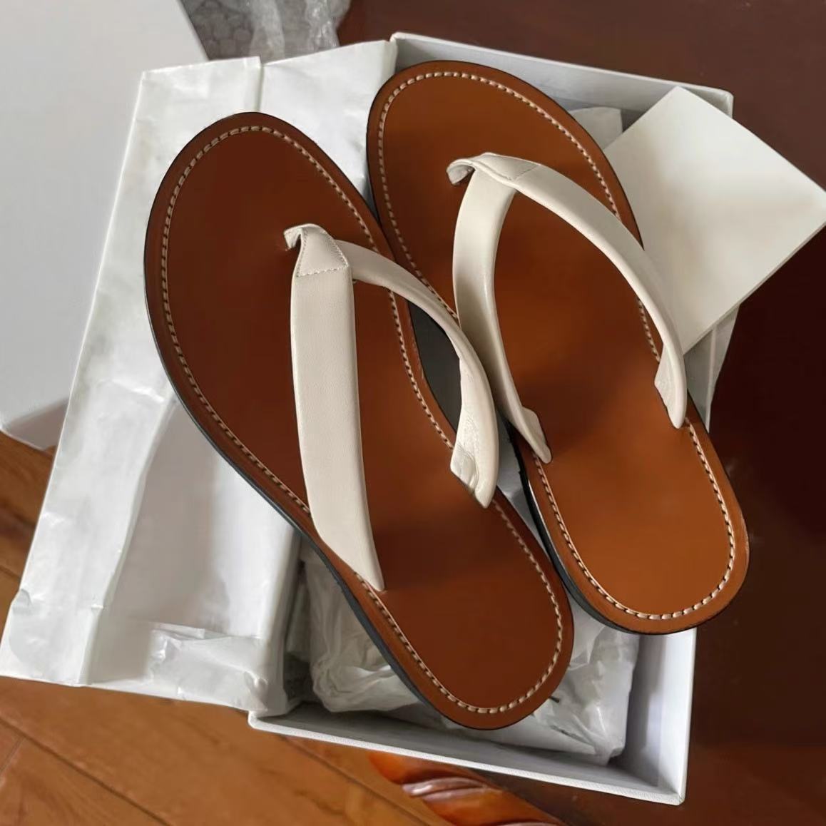 Шлепанцы с защипом женские летние нишевые ретро пляжные туфли для морского отдыха ленивые плоские с перемычкой для пальцев 41 белый