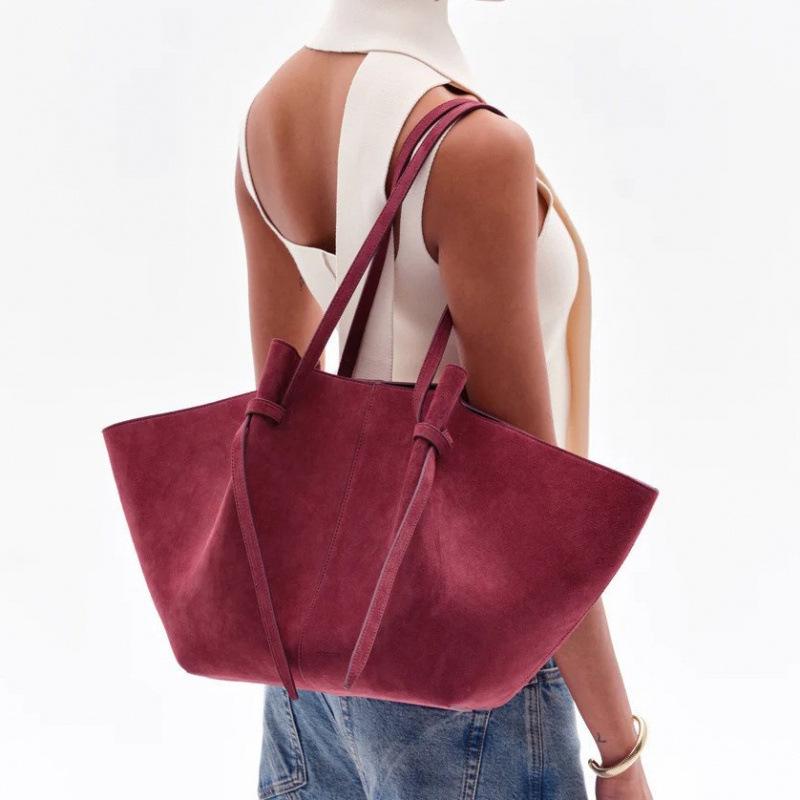Retro Suede Tote Bag: Large Capacity Shoulder Bag with Mochi Texture for Women 51*18*31cm
Retro Suede Tote Bag: Large Capacity Shoulder Bag with Mochi Texture for Women 51*18*31cm