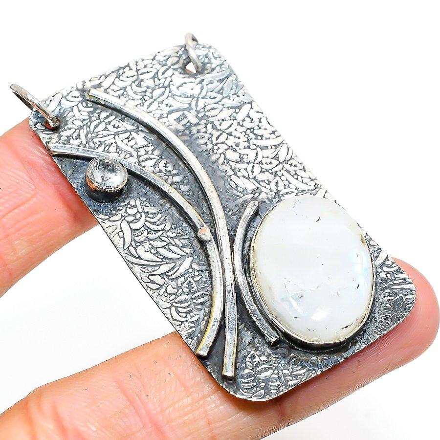 Natural Rainbow Moonstone, Topaz Gemstone 925 Sterling Silver Pendant 2.44 V7O22
Natural Rainbow Moonstone, Topaz Gemstone 925 Sterling Silver Pendant 2.44 V7O22